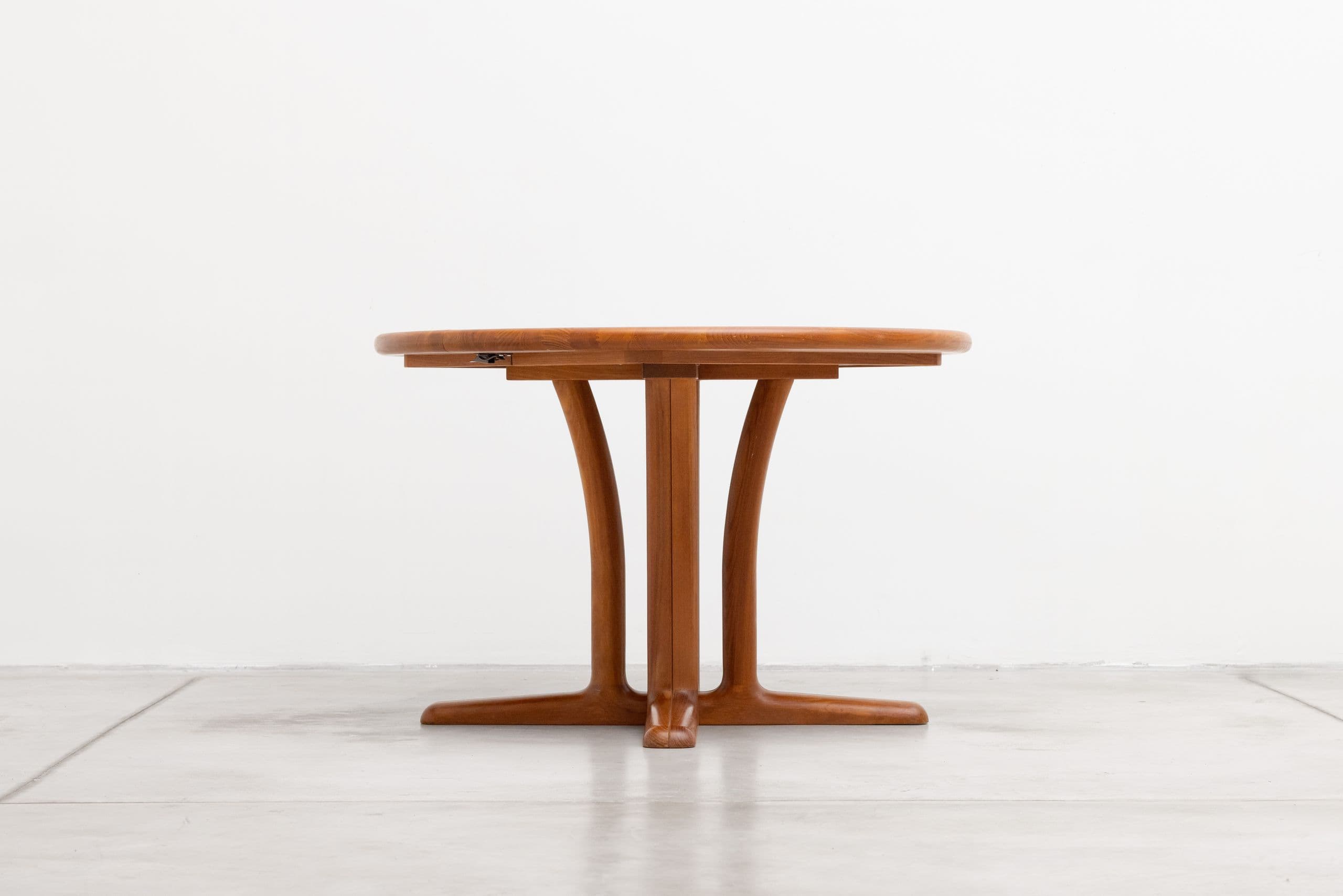 Solid teak dinig table from Dyrlund